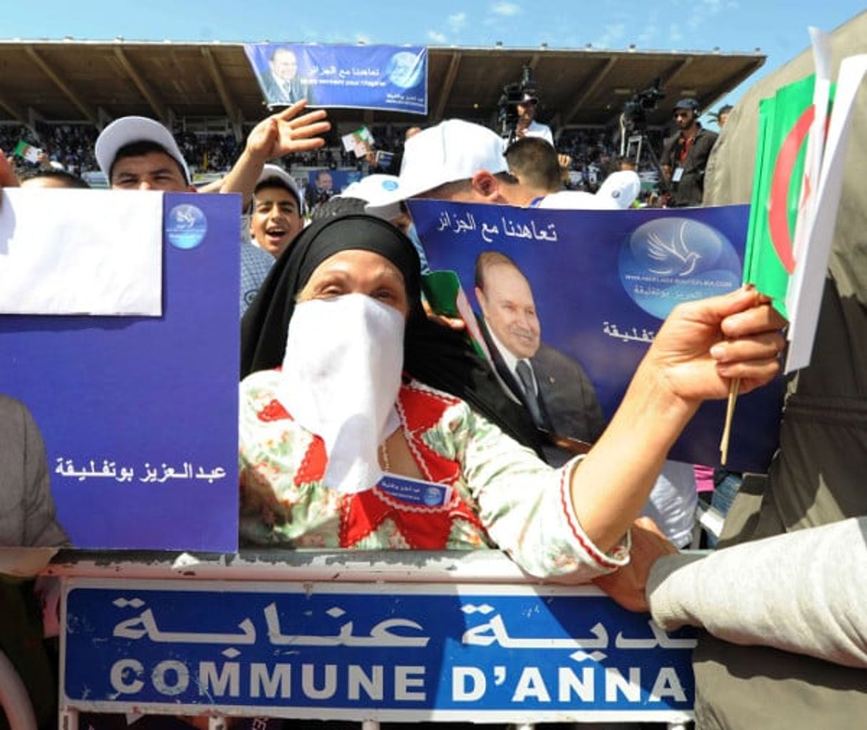 Une supportrice de Abdelaziz Bouteflika lors de la campagne présidentielle le 12 avril 2014 à Annaba. © Sidali Djarboub/AP/SIPA