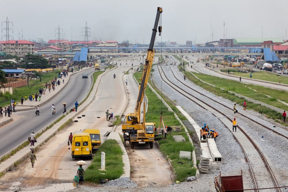 Contruction de la ligne de chemin de fer urbain Blue Line au niveau de la station Iganmu à Lagos, Nigéria, le 20 mai 2014. © Gwenn Dubourthoumieu/Jeune Afrique