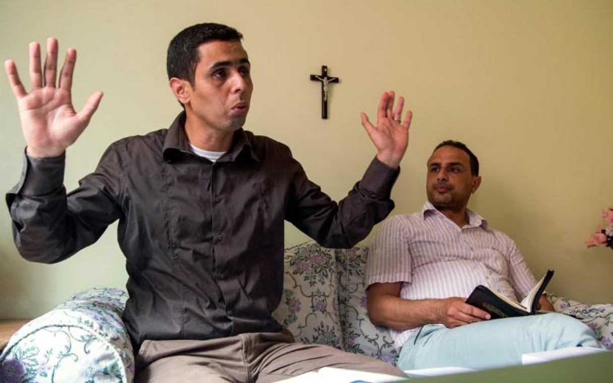 Deux convertis au christianisme dans une maison d’Ait Melloul, près d’Agadir, le 22 avril 2017. © Fadel Senna/AFP