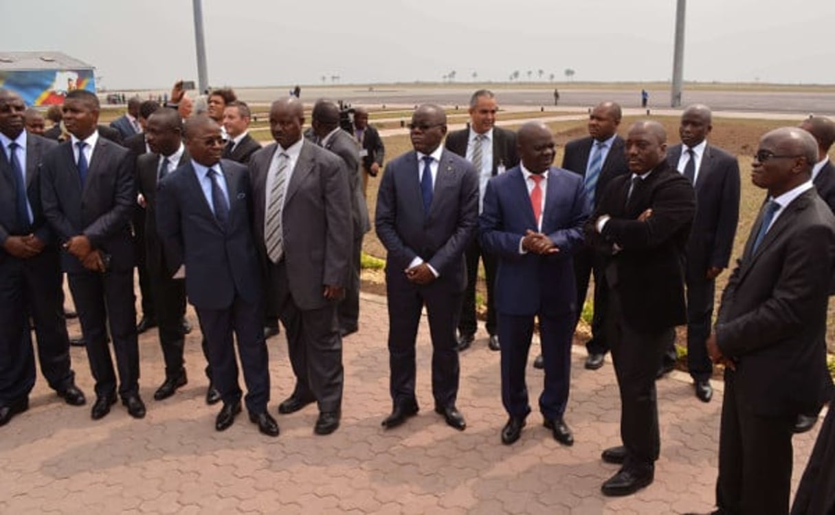 Joseph Kabila, président de la RDC, entouré de quelques responsables politiques, le 25 juin 2015 à Kinshasa. © John Bompengo/AP/SIPA