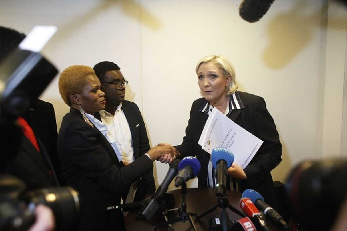 Marine Le pen lors la rencontre avec le « Collectif des Africains » à Paris le 2 mai 2017. © Thibault Camus/AP/SIPA