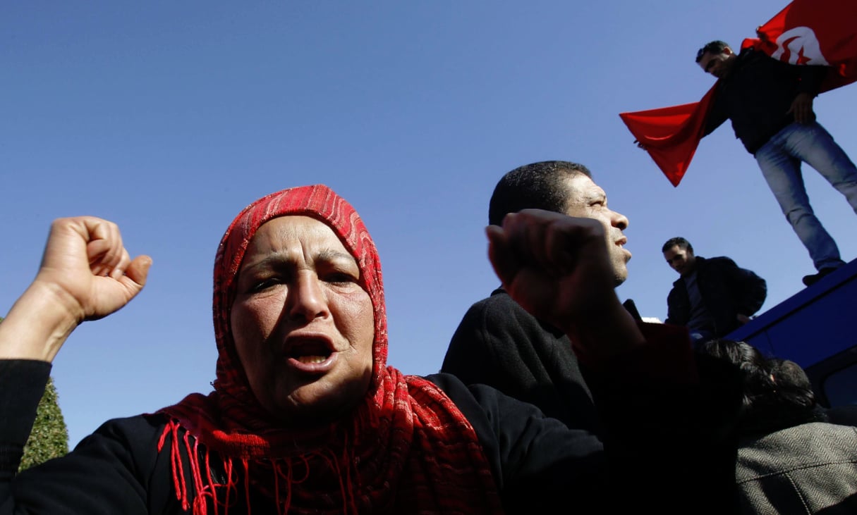 Des Tunisiens manifestant pour la fin de la dictature en 2011, à Tunis. © Christophe Ena/AP/SIPA