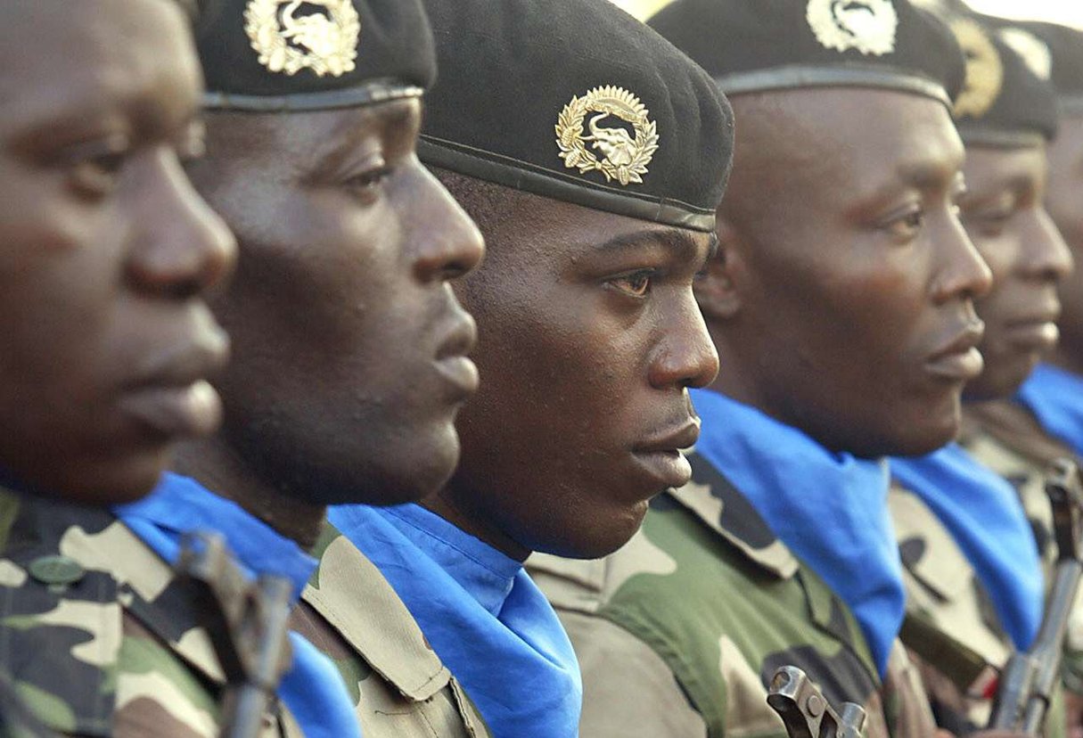 Des troupes ivoiriennes à Abidjan le 19 novembre 2004. © SCHALK VAN ZUYDAM/AP/SIPA