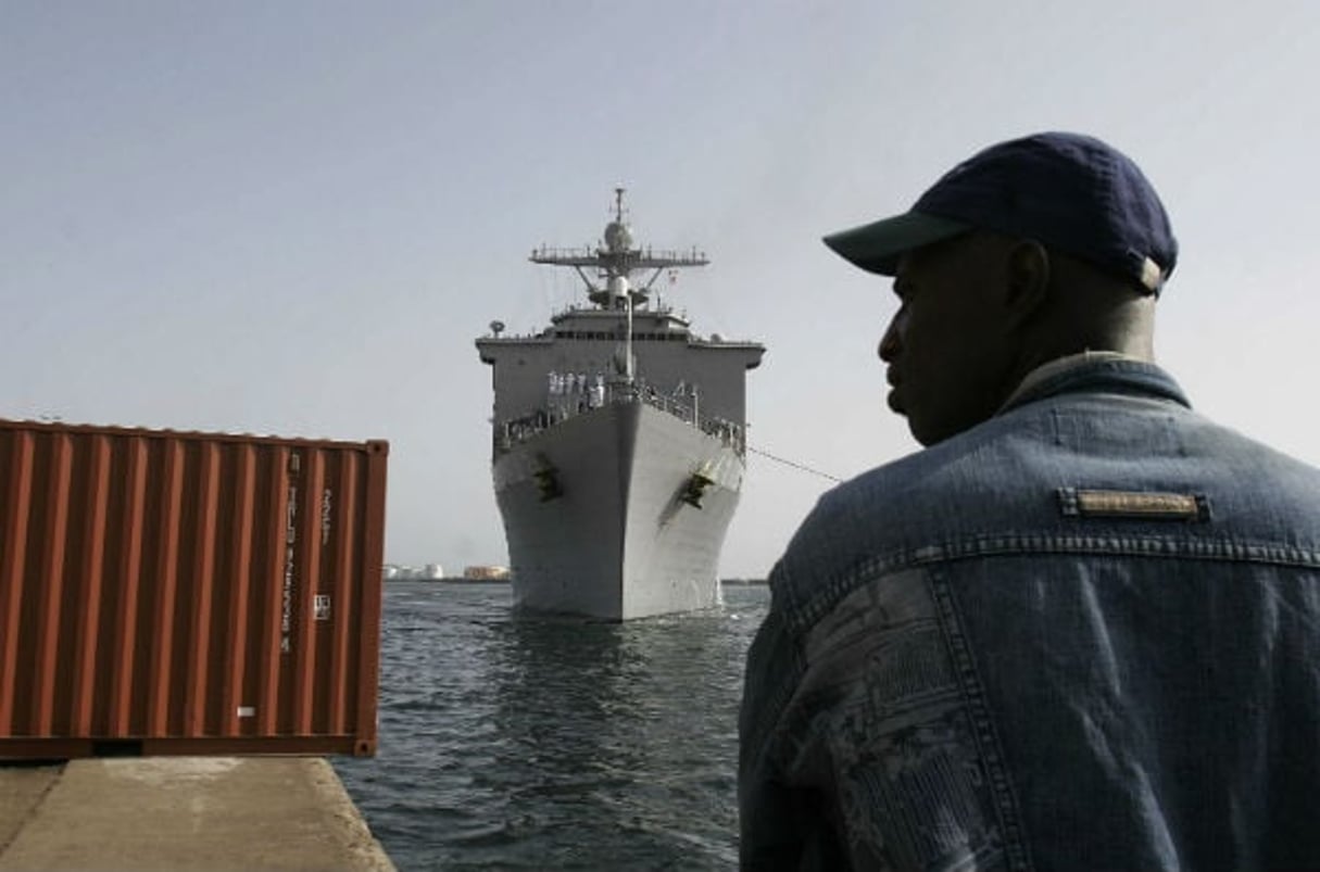 Un navire miliaire américain arrive dans le port de Dakar pour participer à des exercices dans le golfe de Guinée, le 5 novembre 2007. © REBECCA BLACKWELL/AP/SIPA