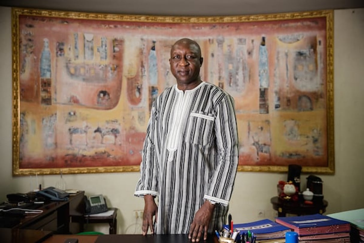 Paul Kaba Thieba, Premier ministre du Burkina Faso, dans son bureau à Ouagadougou. © Sophie Garcia/ Hans Lucas pour JA