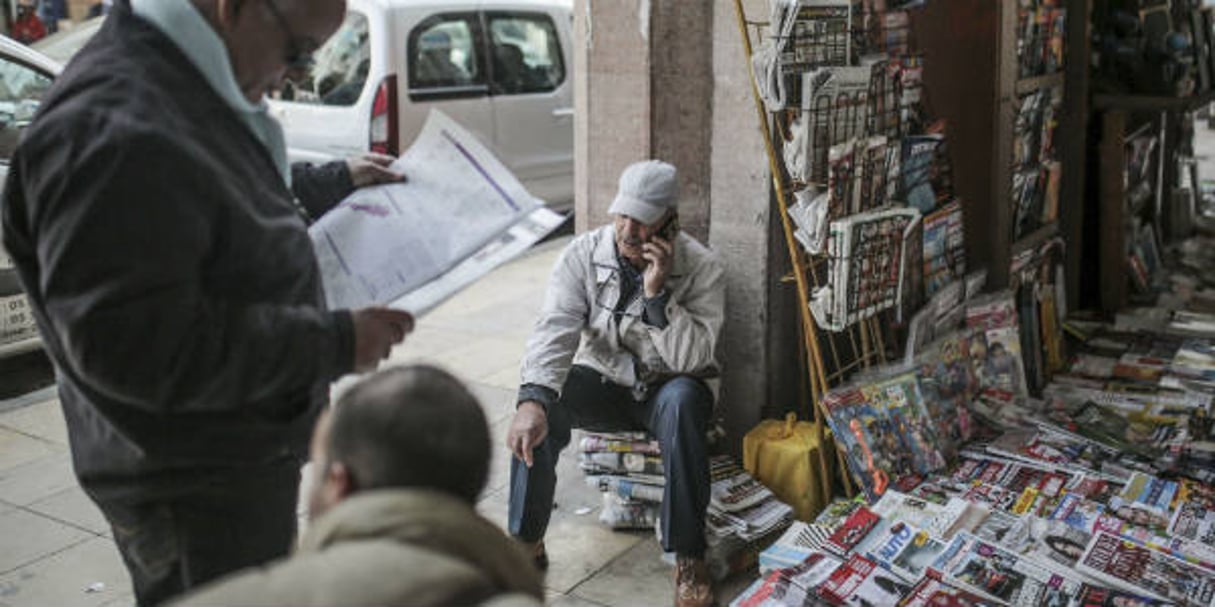 Dans un point de vente de journaux, le 16 mars 2017, dans la medina de Rabat, au Maroc. © Mosa’ab Elshamy/AP/SIPA