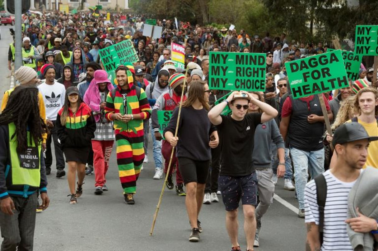 Une manifestation pour la dépénalisation du cannabis au Cap, en Afrique du Sud, le 6 mai 2017. © AFP/RODGER BOSCH