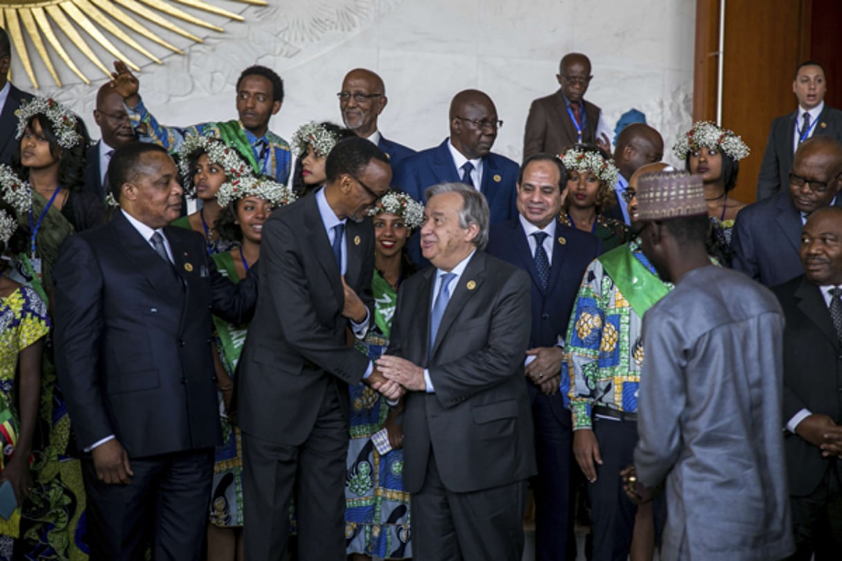 Paul Kagame avec Antonio Guterres, lors de la traditionnelle photo de famille des présidents africains, le 30 janvier 2017 à Addis-Abeba. © Mulugeta Ayene/AP/SIPA