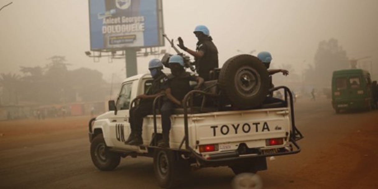 Des Casques bleus de la Minusca en patrouille dans Bangui, le 12 février 2016. © Jerome Delay/AP/SIPA