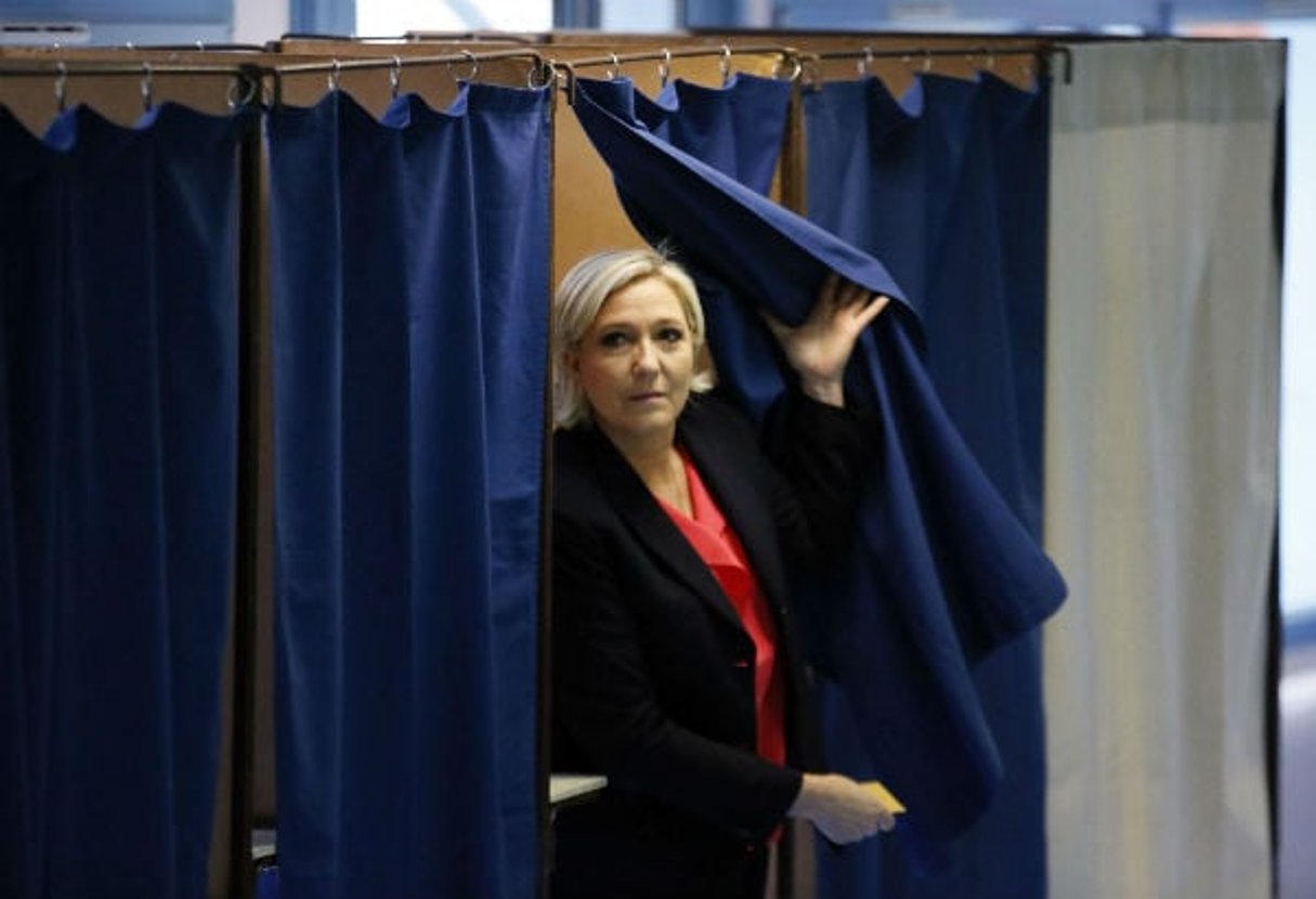 La candidate du Front National, Marine Le Pen, sortant de l’isoloir lors du second tour de la présidentielle, à Hénin-Beaumont, dnas le nord de la France, dimanche 7 mai 2017. © Francois Mori/AP/SIPA