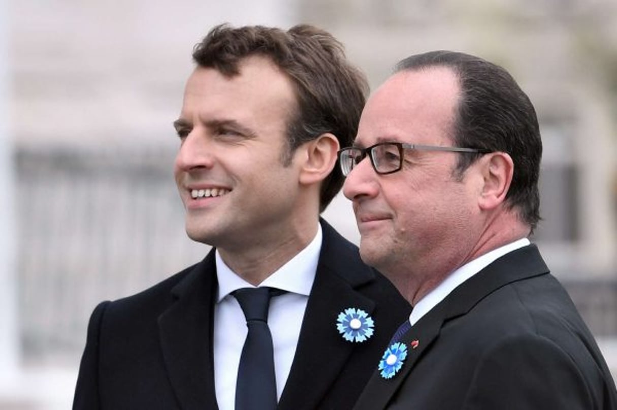 Le président élu Emmanuel Macron accompagné de son prédécesseur François Hollande lors de la cérémonie du 8 mai, à Paris. © Stephane de Sakutin/AP/SIPA