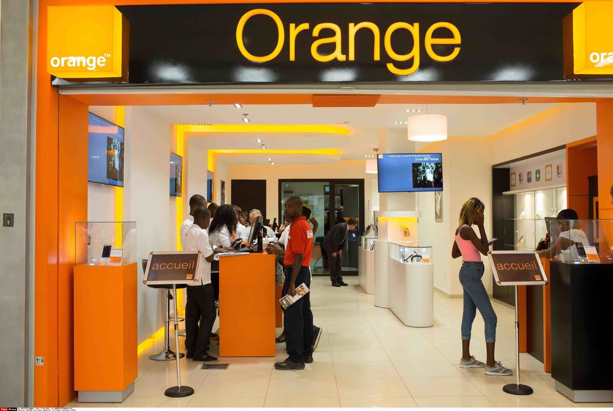 Boutique Orange dans le centre commercial PlaYce-Marcory (CFAO), à Abidjan. © ROMUALD MEIGNEUX/SIPA
