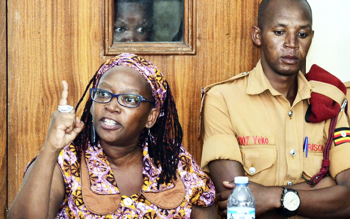 La chercheuse Stella Nyanzi de l’Université Makerere, défendant son innocence devant le tribunal de Buganda Road en Ouganda, le 10 avril 2017, affirmant qu’elle n’était pas coupable. © Stringer/AP/SIPA