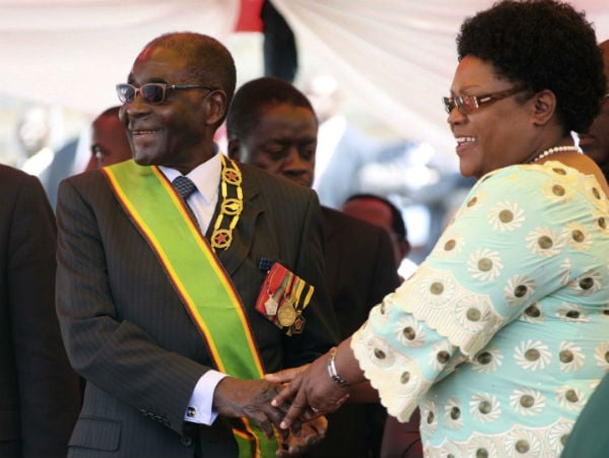 Robert Mugabe en compagnie de Joice Mujuru lorsqu’elle était sa vice-présidente, le 14 août 2012 à Hararé. © Tsvangirayi Mukwazhi/AP/SIPA