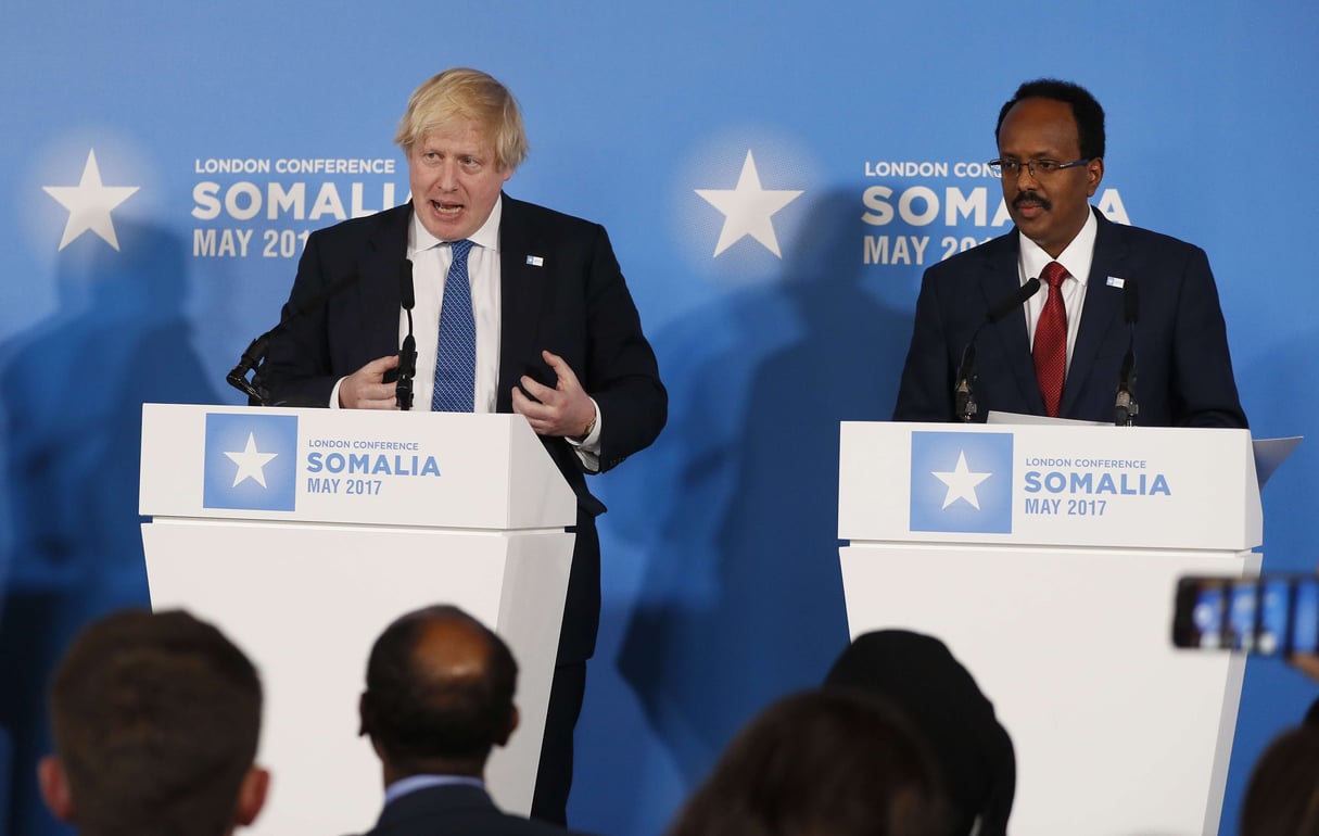 Le ministre des affaires étrangères britannique Boris Johnson et le président somalien Mohamed Abdullahi Mohamed à Londres le 11 mai 2017. © Kirsty Wigglesworth/AP/Sipa