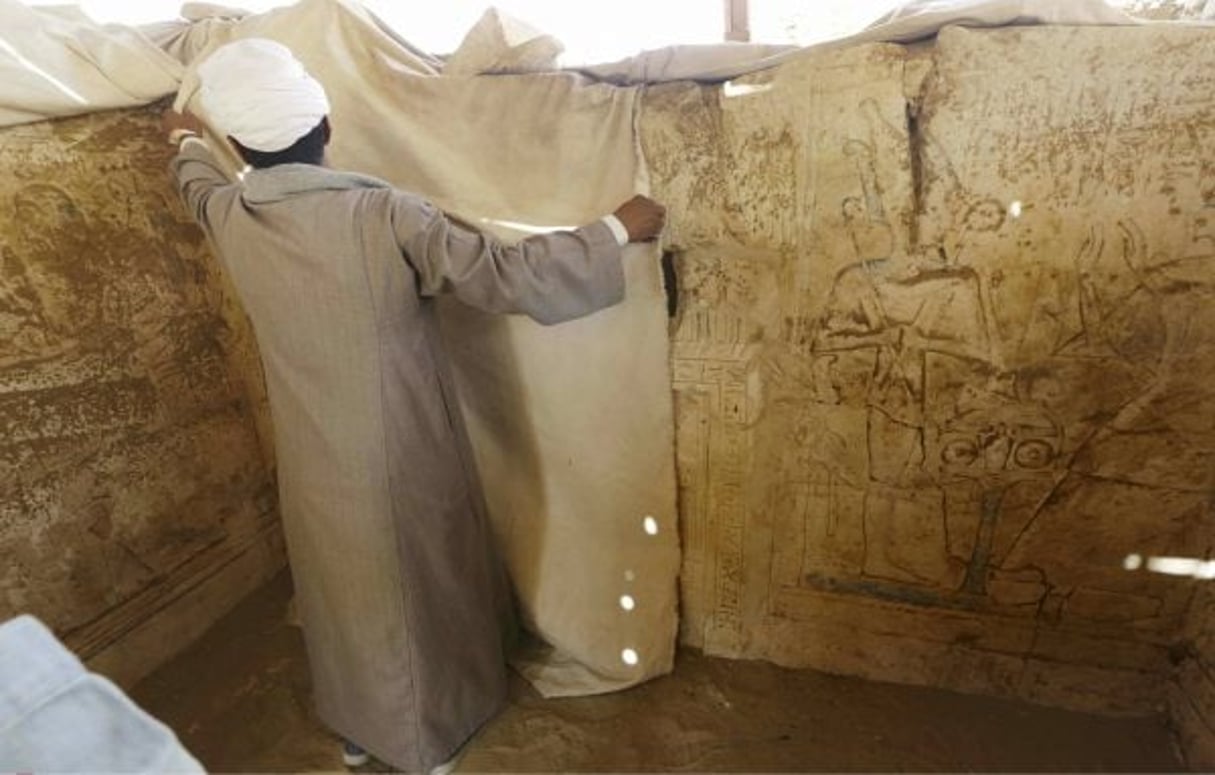 Un ouvrier à l’oeuvre dans une tombe antique découverte au sud du Caire, en mai 2014. © Amr Nabil/AP/SIPA
