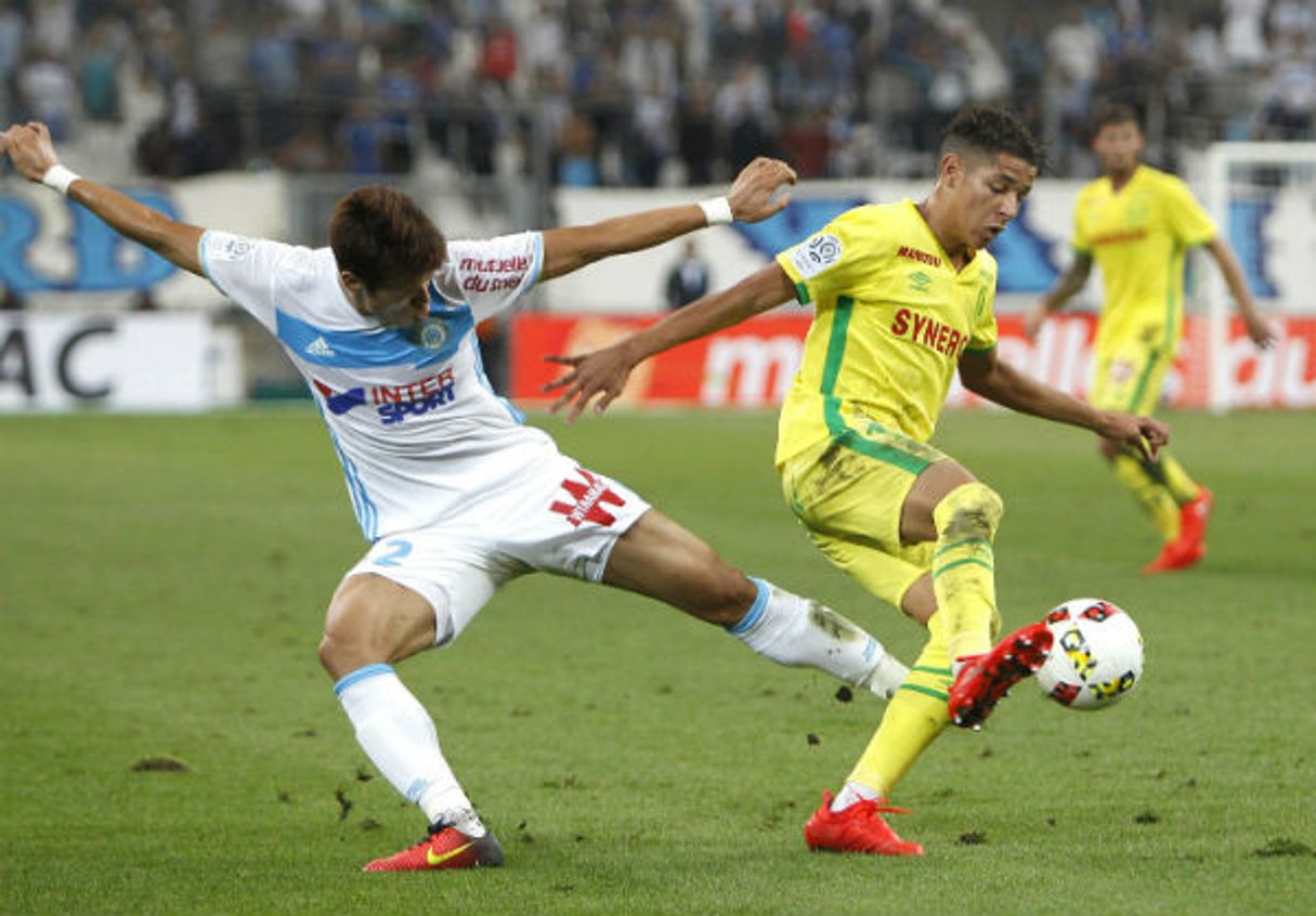 Duel entre le défenseur de Marseille Hiroki Sakai (g) et le défenseur de Nantes Amine Harit, le 25 septembre 2016. © Claude Paris/AP/SIPA