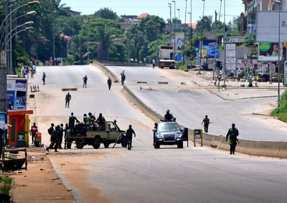 Sur la route menant au camp d’Akouedo (Abidjan), le 15 mai. © Sia KAMBOU/AFP