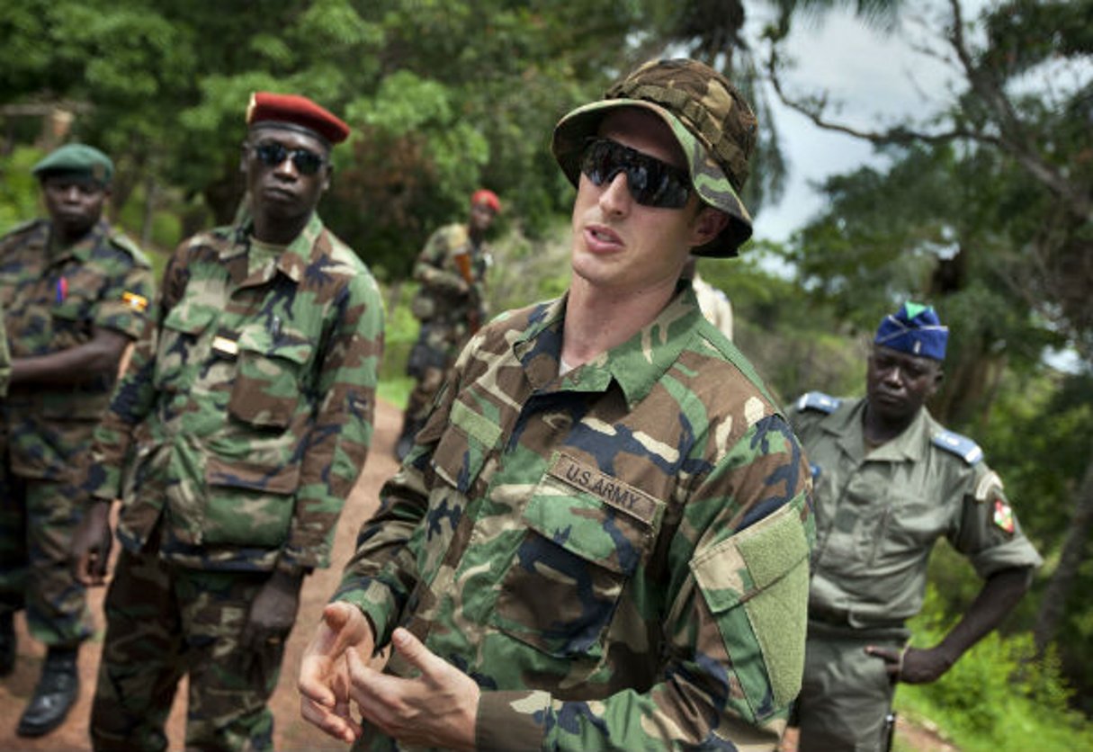 Un officier des forces spéciales américaines en compagnie de soldats centrafricains et ougandais, dans l’est de la Centrafrique, le 29 avril 2012. © Ben Curtis/AP/SIPA