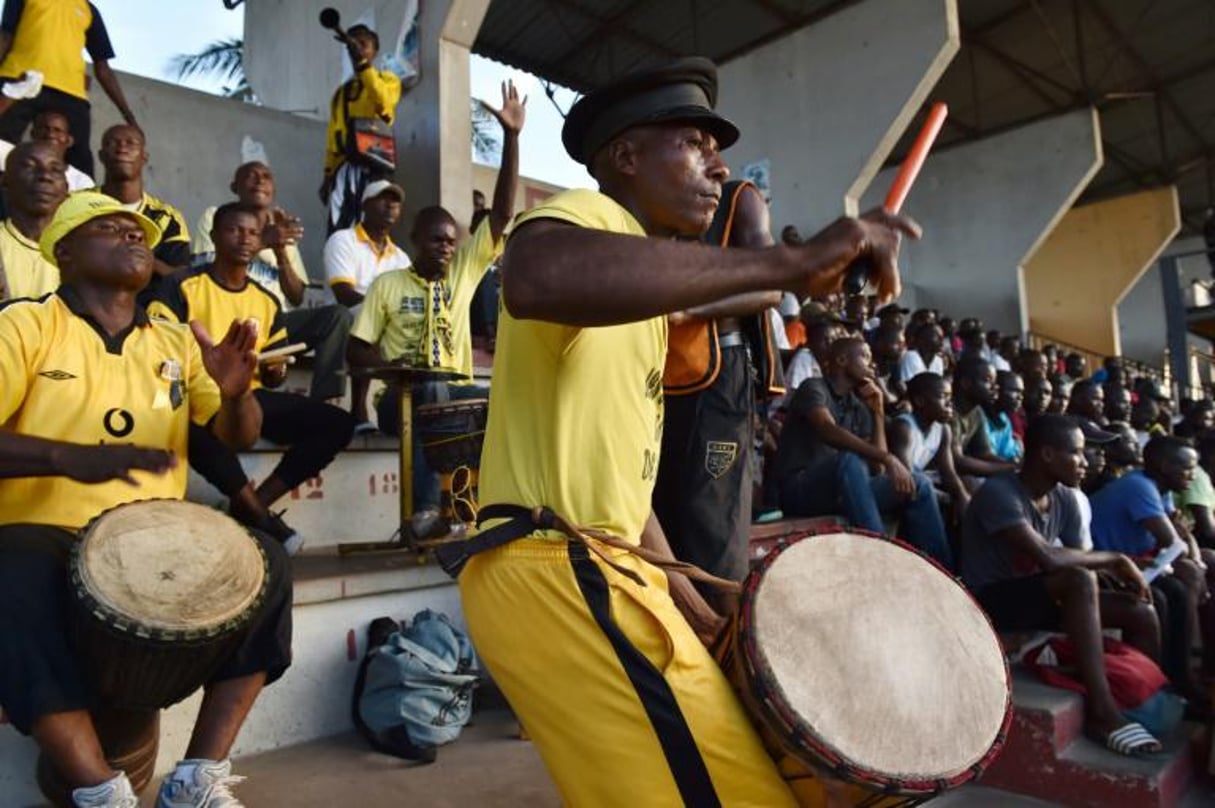 Supporters de l’ASEC Mimosas dans le tribunes du stade d’Abidjan, le 6 mai 2017. © AFP