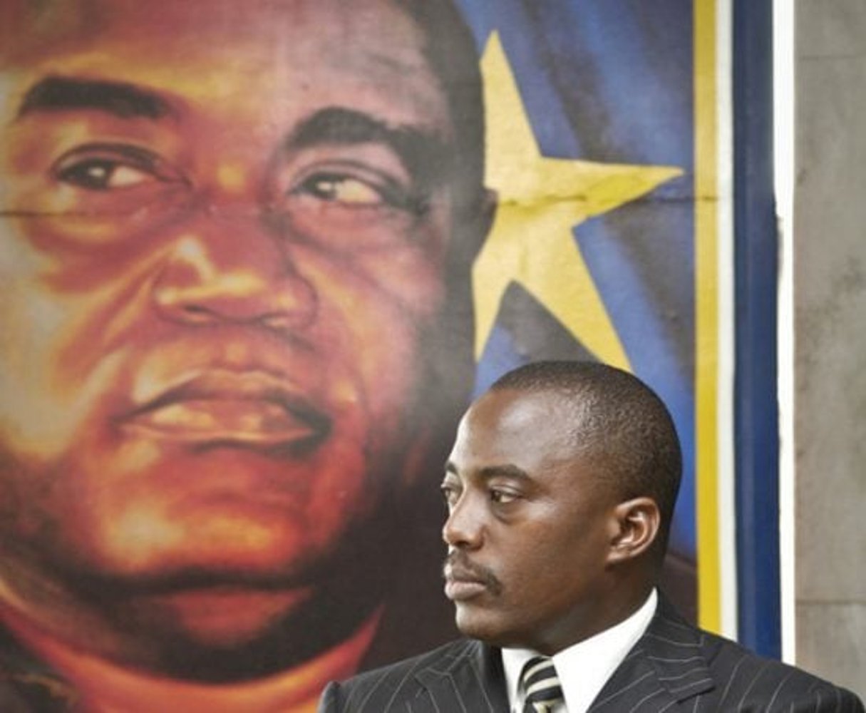 Joseph Kabila, président de la RDC, devant le portrait de son père, le 23 mars 2006 à Kinshasa. © Vincent Fournier/JA