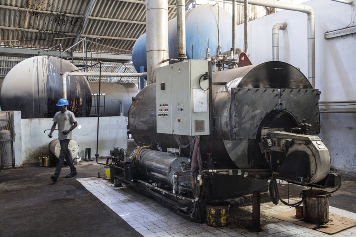 Visite de la raffinerie d’huile d’arachide Oleosen Machine productrice de vapeur d’eau pour chauffer l’huile. Dakar, Sénégal le 22 juin 2016. © Sylvain Cherkaoui pour JA