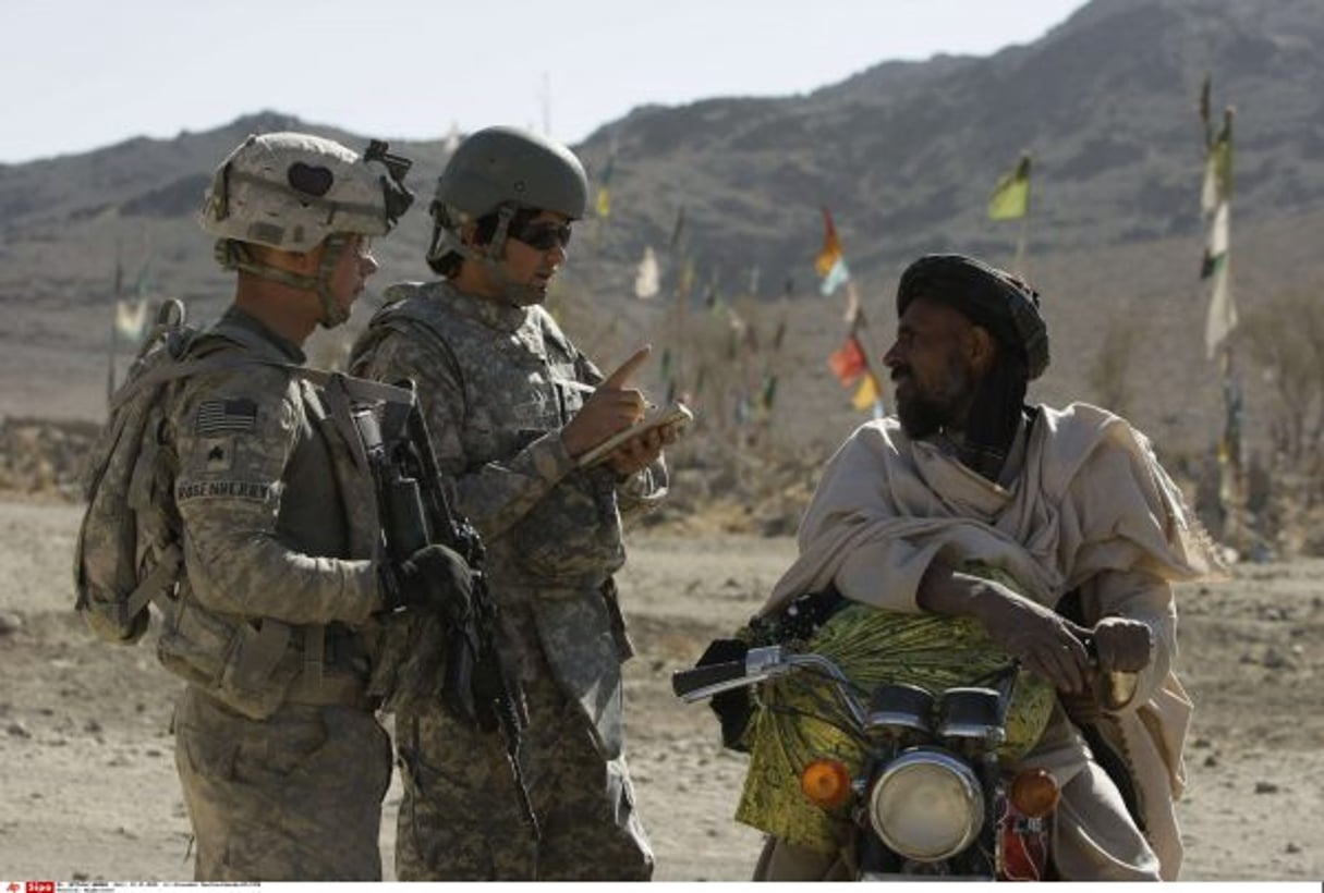 Un soldat de l’armée américaine avec son interprète en Afghanistan en 2010. © Alexander Zemlianichenko/AP/SIPA