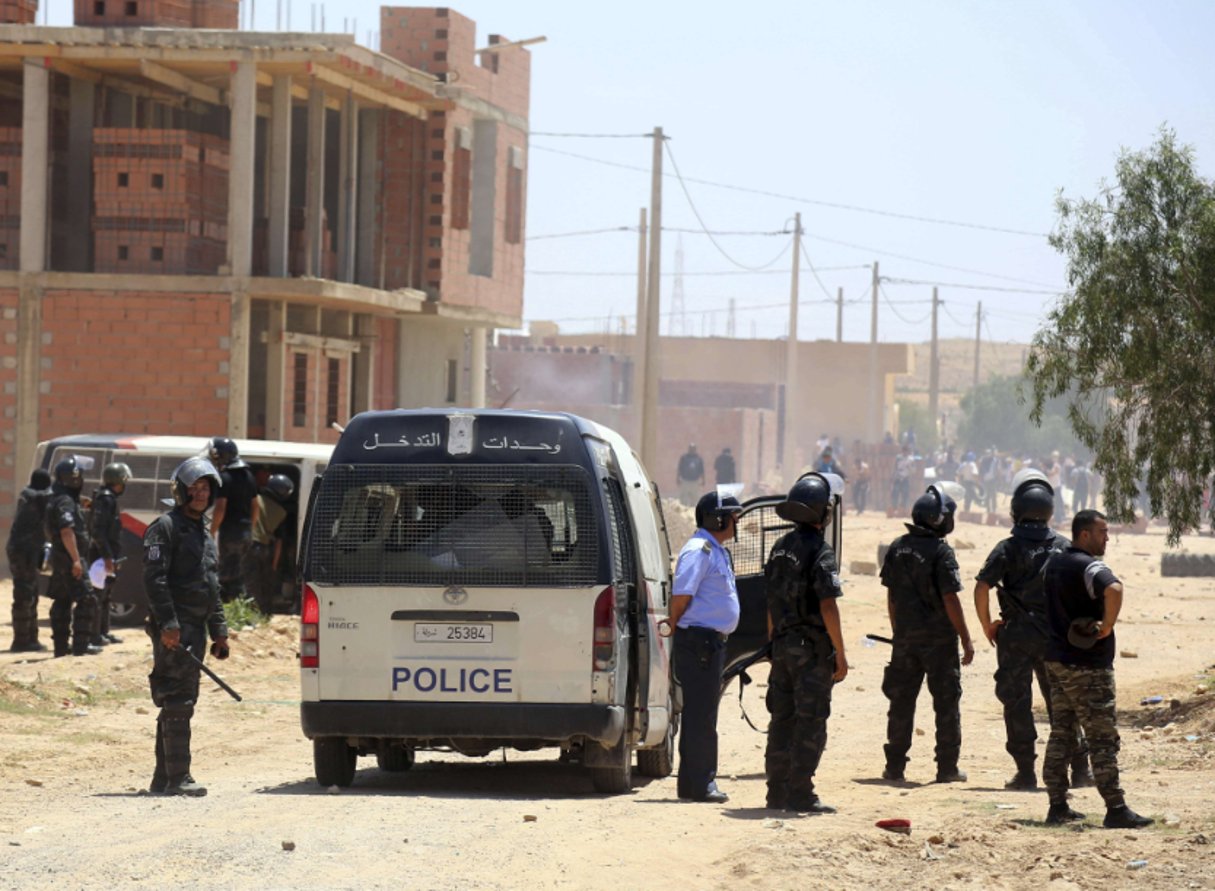 Des policiers tunisiens face à des manifestants à Tataouine, le 22 mai 2017. © Hatem Kefi/AP/SIPA
