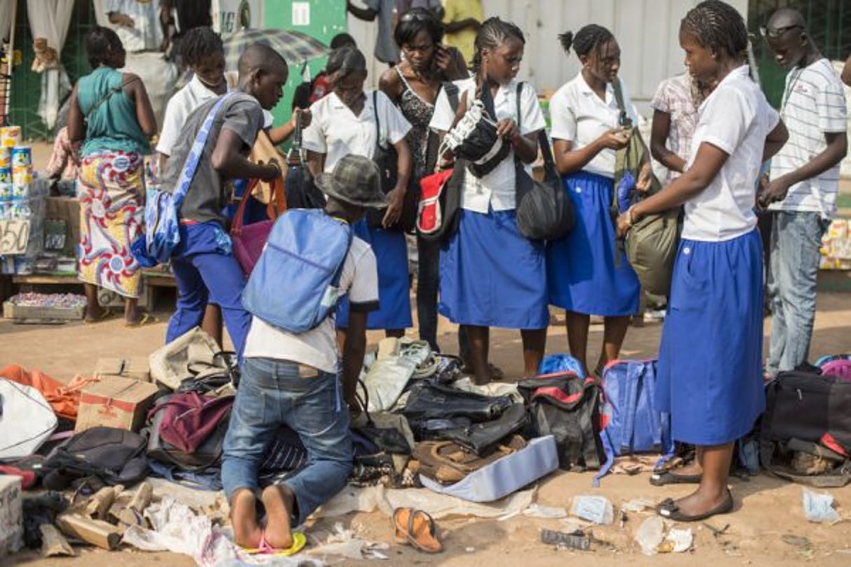 Des écolières achètent des sacs à main au Marché central de Bangui, le 17 mars 2014. © Sylvain CHERKAOUI pour Jeune Afrique