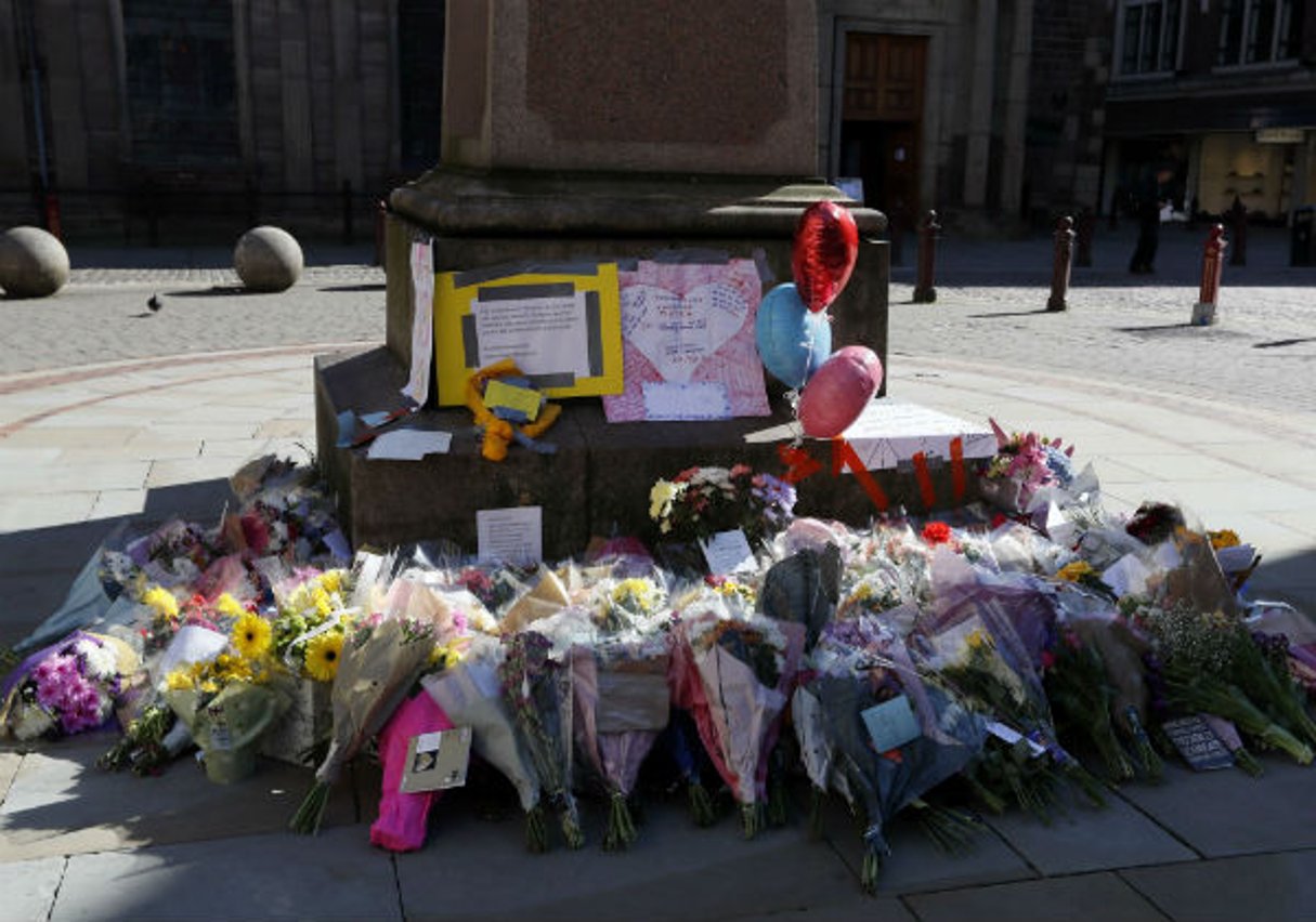 Des fleurs ont été déposées à Manchester en hommage aux victimes de l’attentat perpétré par Salman Abedi à la Manchester Arena dans la soirée du 22 mai 2017. © Kirsty Wigglesworth/AP/SIPA