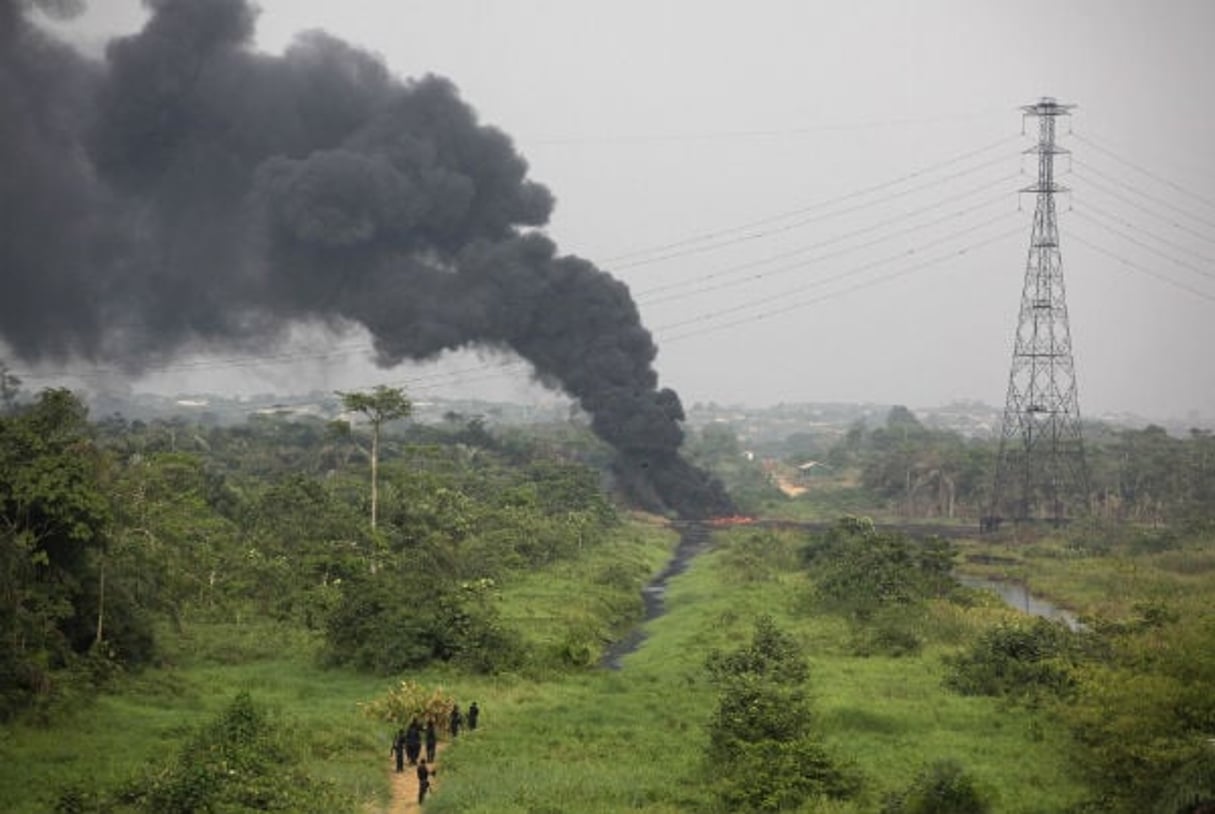 Un incendie après l’explosion d’un pipeline à Ogun, au Nigeria, le 23 janvier 2013. © Sunday Alamba/AP/SIPA