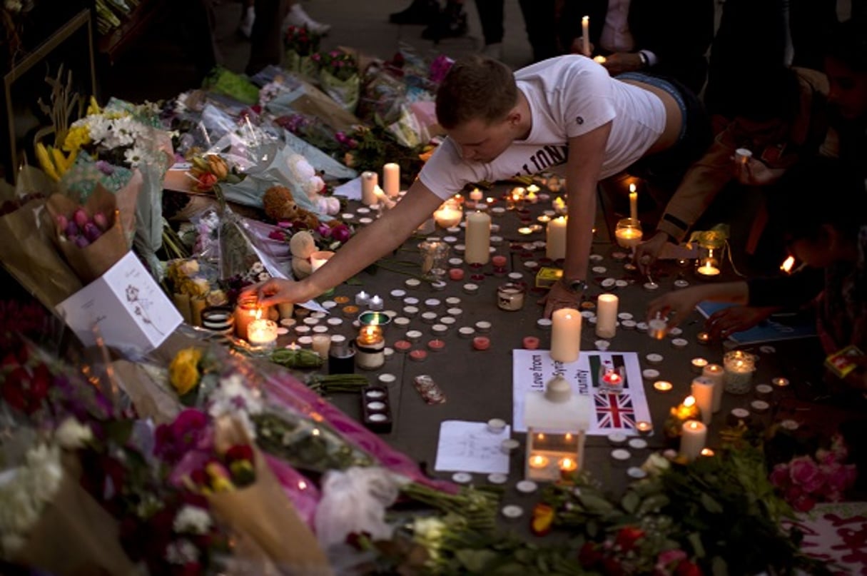 Veillée funèbre à Albert Square, à Manchester, au lendemain de l’attentat qu a fait 22 morts le 22 mai 2017. © AP/Sipa/Emilio Morenatti