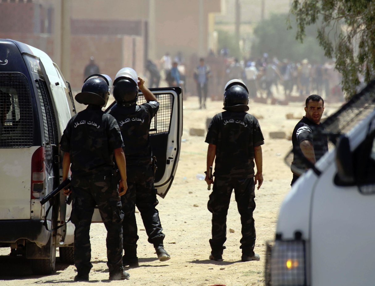 Affrontements entre manifestants et forces de l’ordre à Tataouine le 22 mai 2017. © Hatem Kefi/AP/SIPA