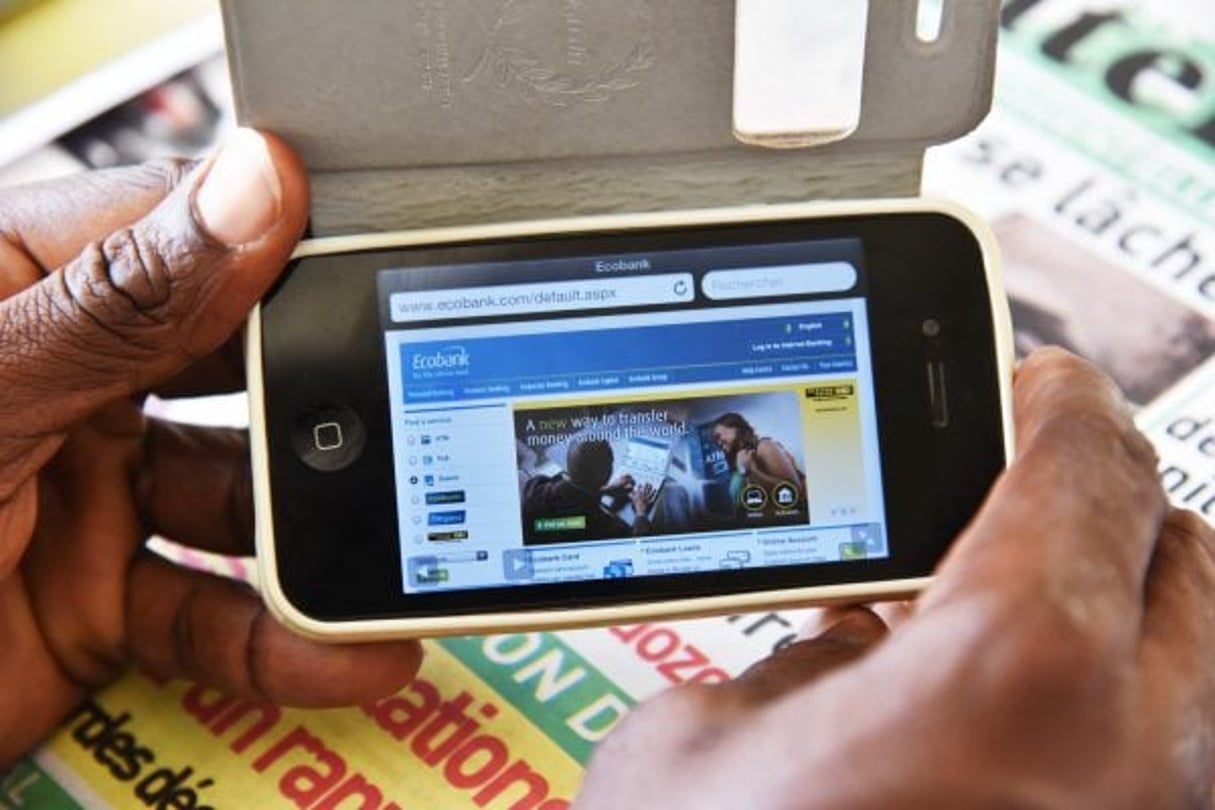 Le groupe Ecobank propose une application mobile qui permet d’accéder à des services classiques jusqu’ici proposés seulement en agence. © sia kambou/AFP