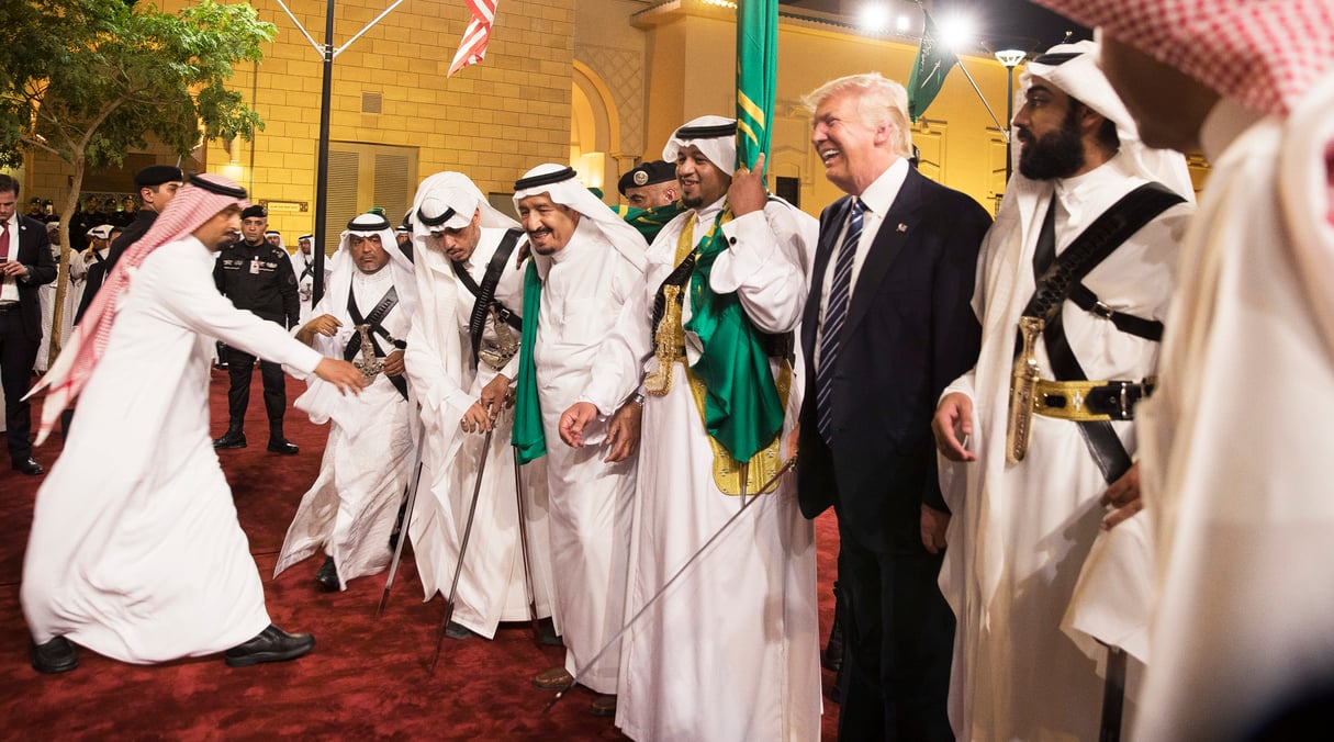 Donald Trump et le roi Salman (3e à partir de la g.) exécutant la traditionnelle danse du sabre, le 20 mai, à Riyad. © STEPHEN CROWLEY/NYT-REDUX-REA