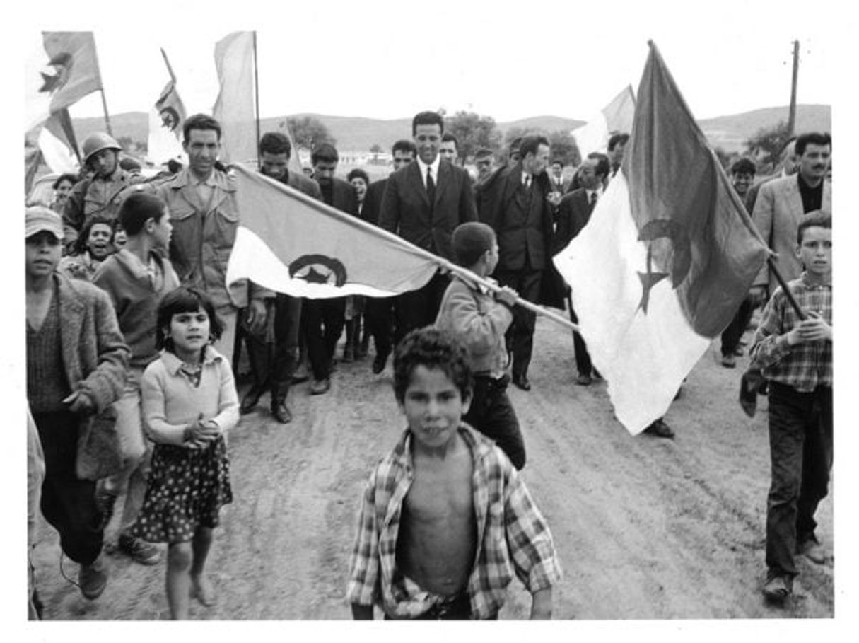 Ahmed Ben Bella, leader du Front de Libération Nationale (FLN), libéré après la signature des accords d’Évian et la proclamation du cessez-le-feu le 19 mars 1962, et Houari Boumédiène,commandant de l’Armée des frontières (ALN) , au Maroc, au printemps 1962. © Archives Jeune Afrique