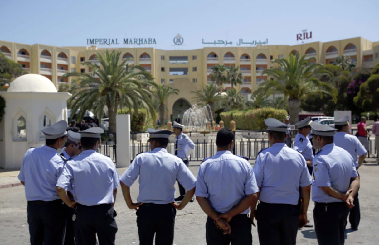 Des policiers tunisiens devant l’hôtel Imperial Marhaba, le 29 juin 2015. © Darko Vojinovic/AP/SIPA