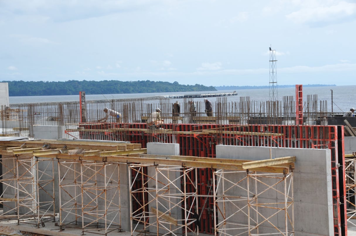 Construction du terminal portuaire et du paseo maritime à Kogo, en Guinée équatoriale. © Renaud VAN DER MEEREN/EDJ