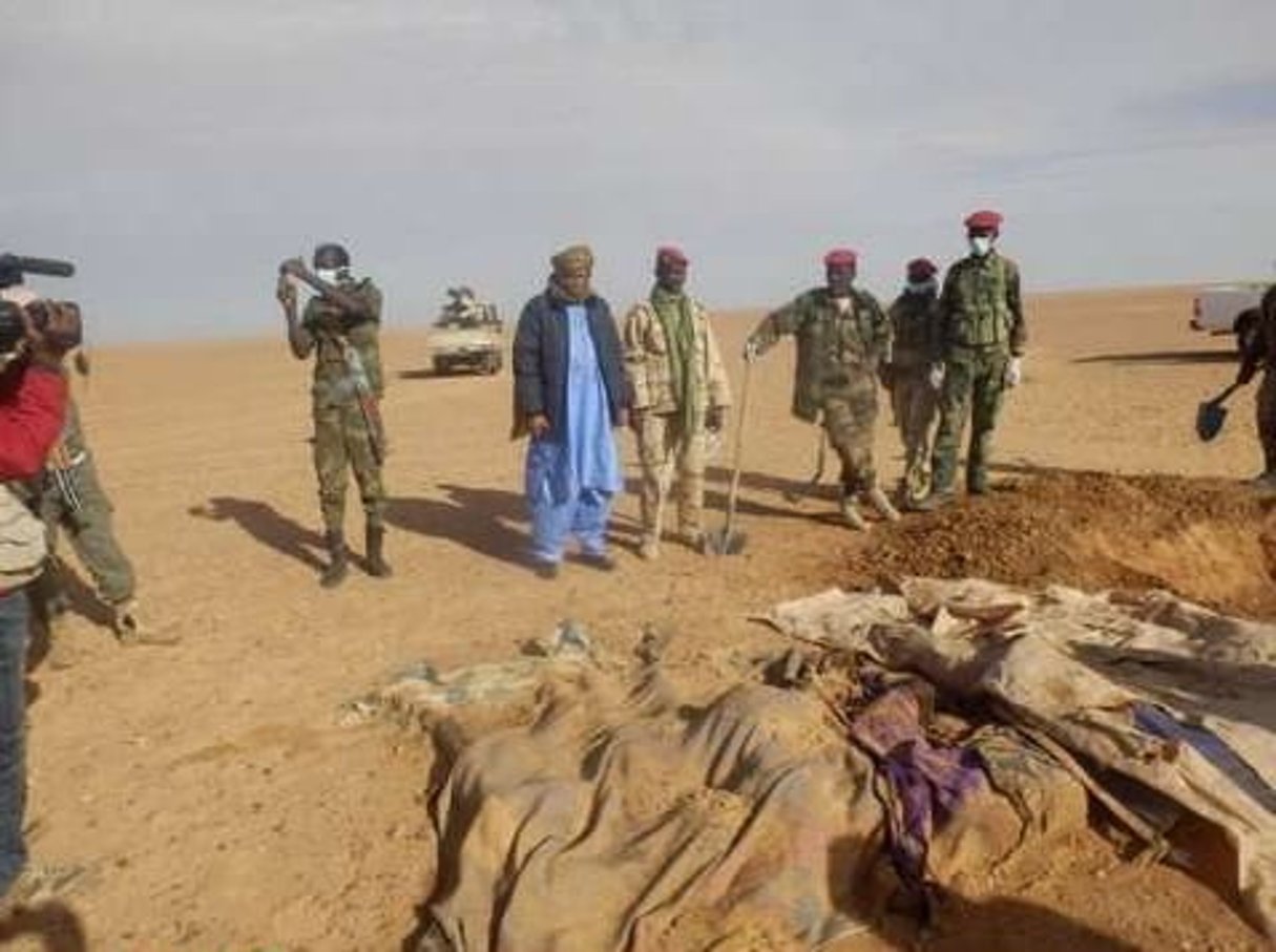 Des volontaires et des soldats creusent des tombes pour des migrants morts de soif suite à la panne de leur véhicule au nord de Arlit, dans le désert du Niger le 30 octobre 2013. © Almoustapha Alhacen/AP/SIPA