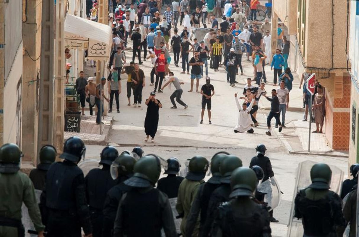 Les manifestants face aux forces de sécurité à Imzouren près d’Al-Hoceima le 2 juin 2017. © Stringer/AFP