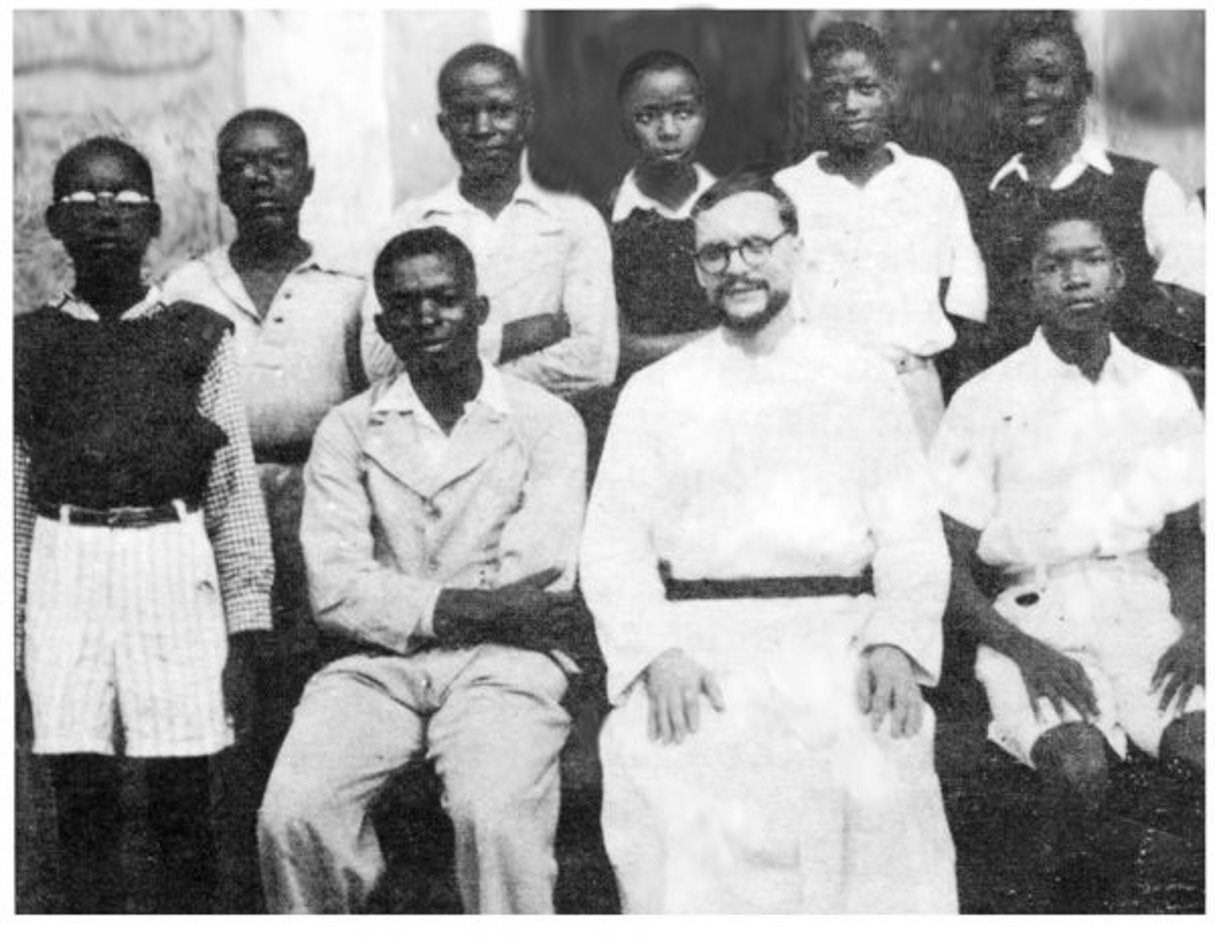 Le jeune Biya en 1949 au pré-séminaire d’Edéa. 3eme debout en partant de la droite. © DR