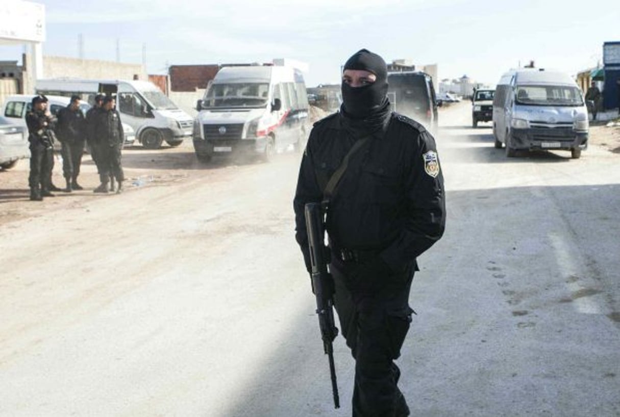 Un policier patrouille dans les rues de Raoued, près de Tunis, en février 2014. © Aimen Zine/AP/SIPA
