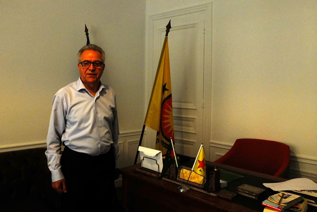 Khaled Issa, représentant du Rojava en France, dans son bureau parisien. © DR