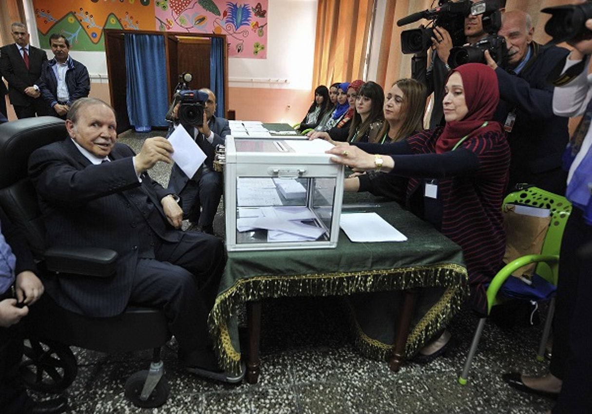 Abdelaziz Bouteflika au bureau de vote lors des élections législatives, à Alger, le 4 mai 2017. © Sidali Djarboub/AP/SIPA