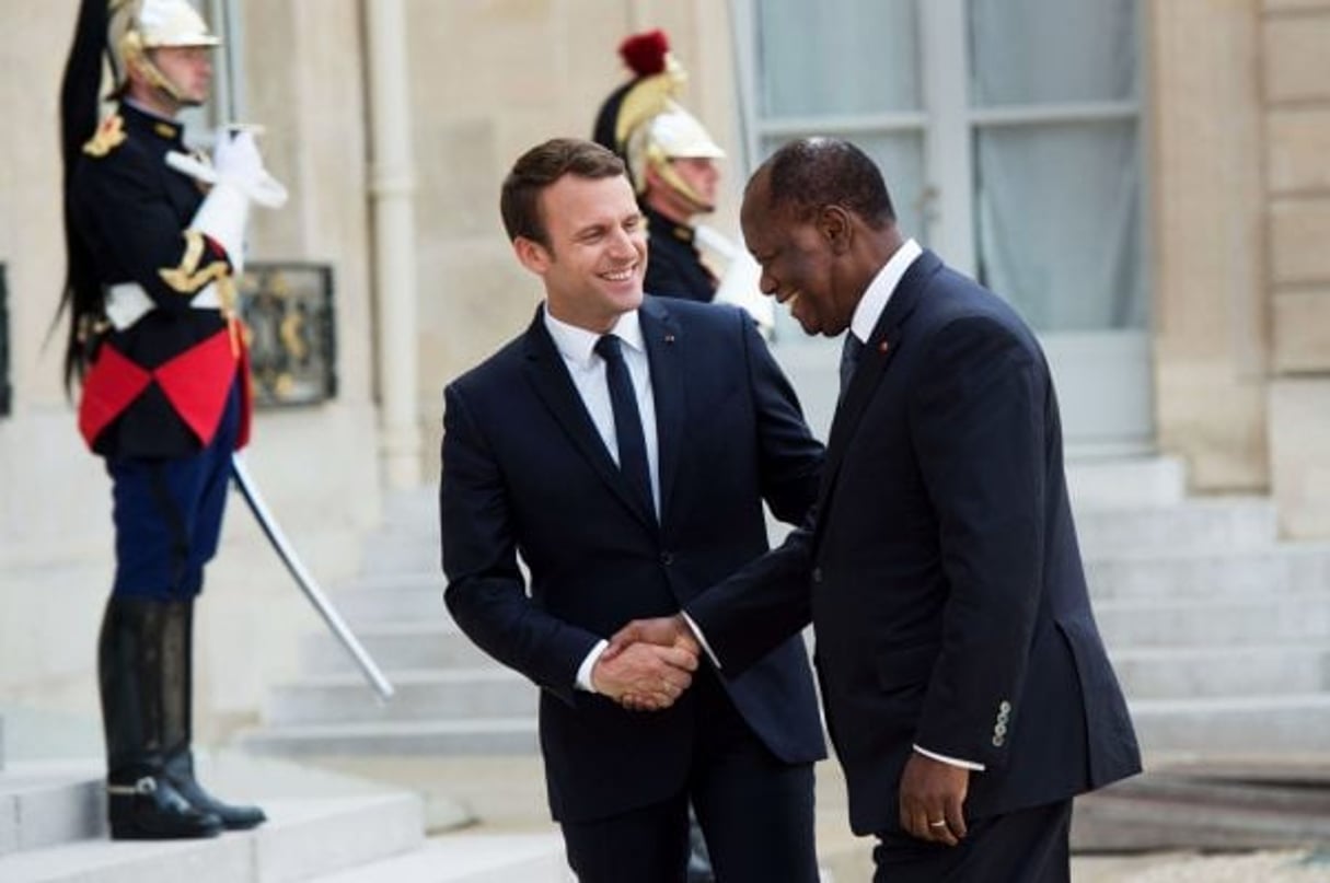 Emmanuel Macron et Alassane Ouattara, à l’Élysée, le 11 juin. © CHAMUSSY/SIPA