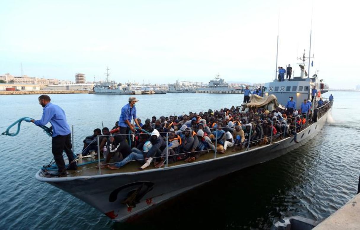 Des migrants secourus par les gardes-côtes libyens arrivent à Tripoli, le 26 mai 2017. © AFP/MAHMUD TURKIA