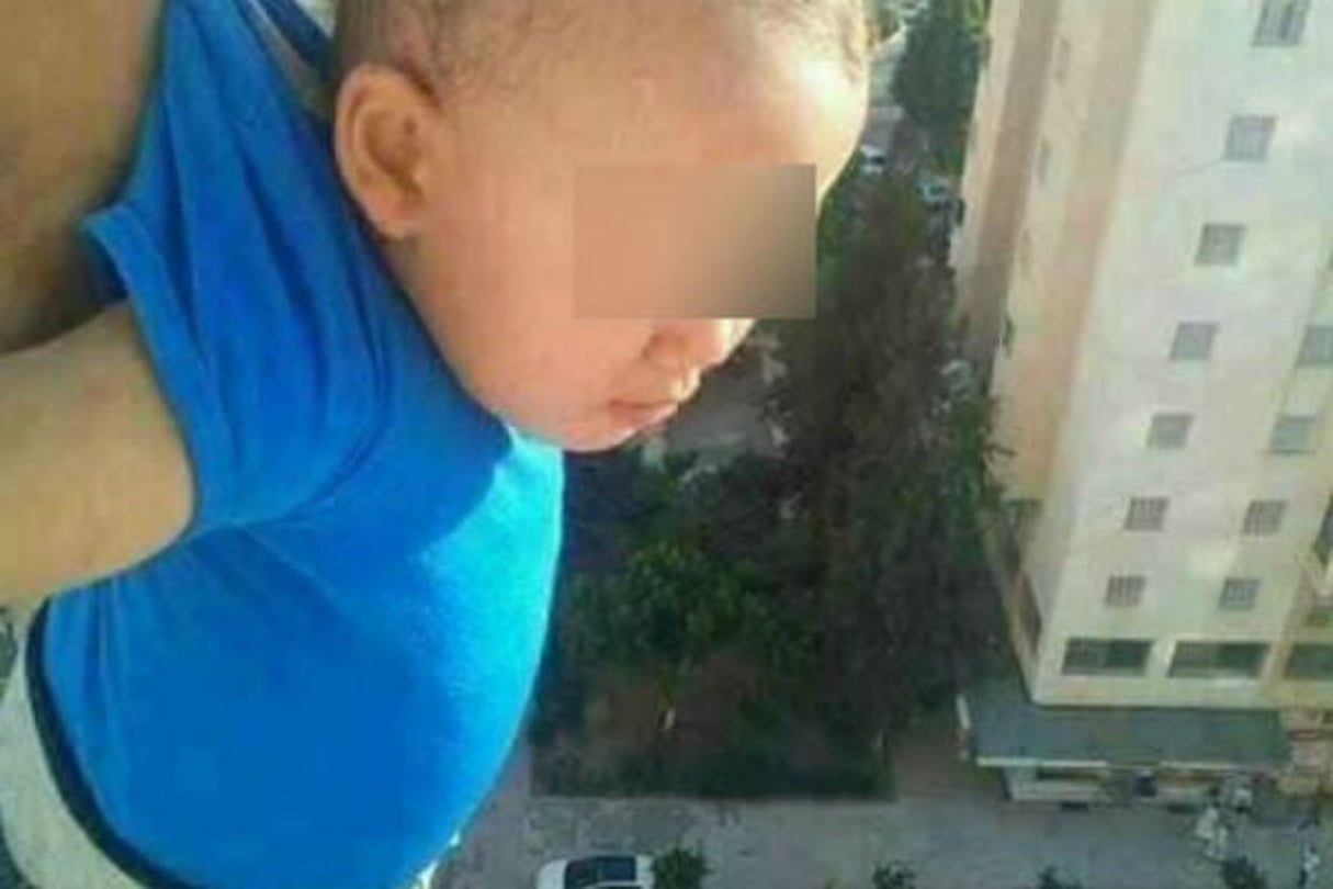 Capture d’écran de la photo du bébé suspendu dans le vide diffusée sur les réseaux sociaux en Algérie ce jeudi 15 mai 2017. © Capture d’écran