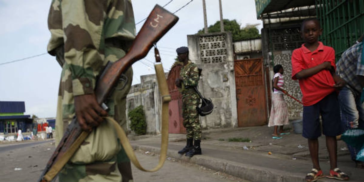 Des militaires dans les rues de Libreville, le 5 septembre 2009, au Gabon. © REBECCA BLACKWELL/AP/SIPA