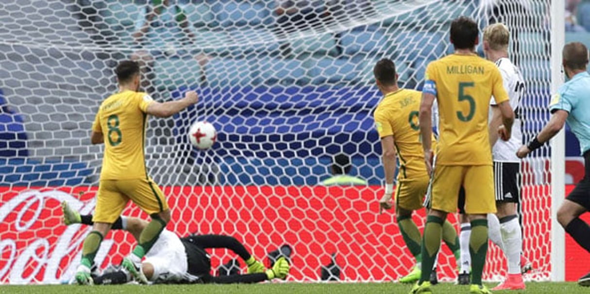 Les Australiens face à l’Allemagne, le 19 juin, en Coupe des confédérations, en Russie. © Thanassis Stavrakis/AP/SIPA