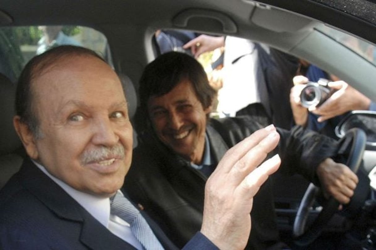 L’ancien président algérien Abdelaziz Bouteflika lors de sa réélection le 10 avril 2009, conduit par son petit frère Saïd. © AP/SIPA